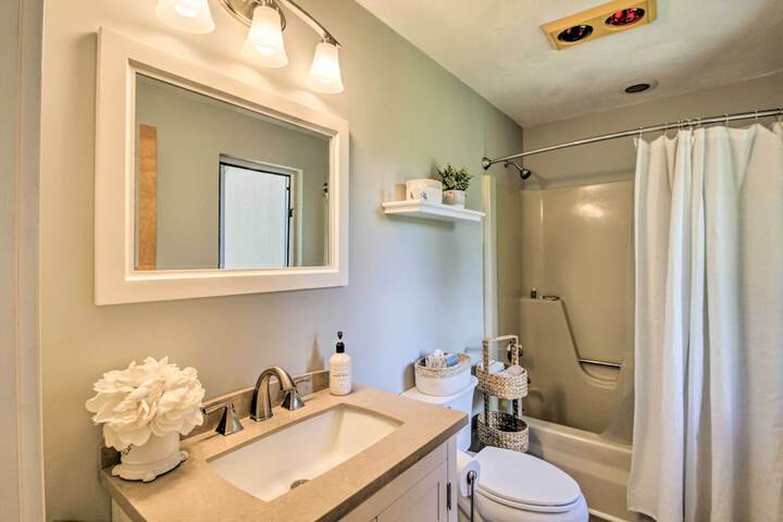 Bartlett Condo w / Mtn-view Deck 1 Mi to Skiing!