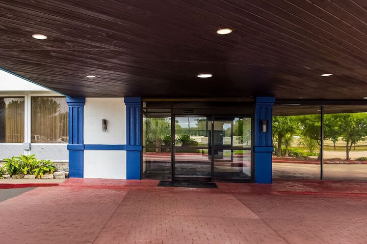 Clarion Pointe Lake Jackson - Clute