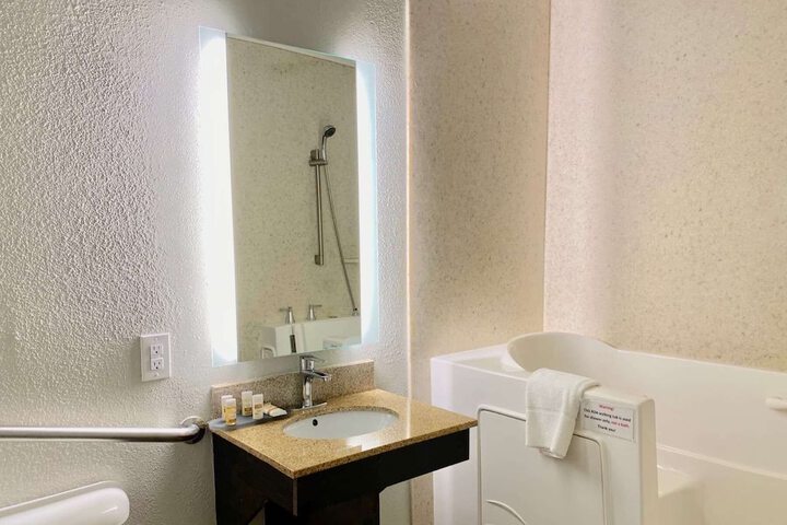 Room 9 of 37