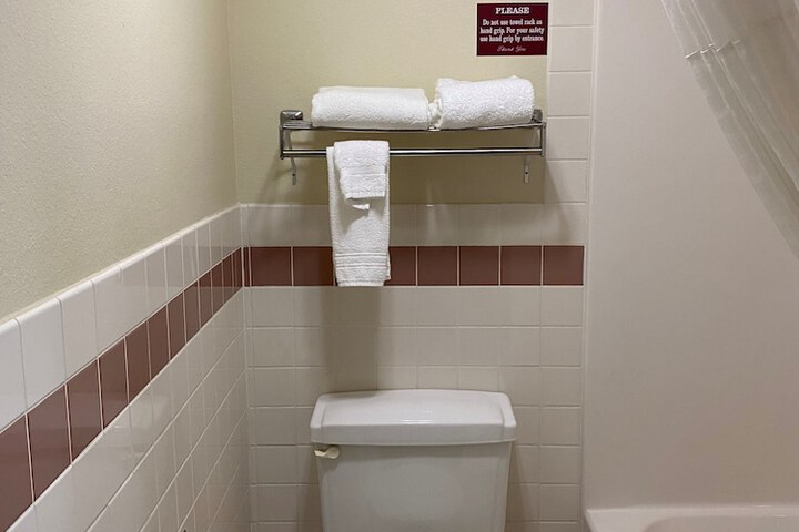 Room 10 of 28