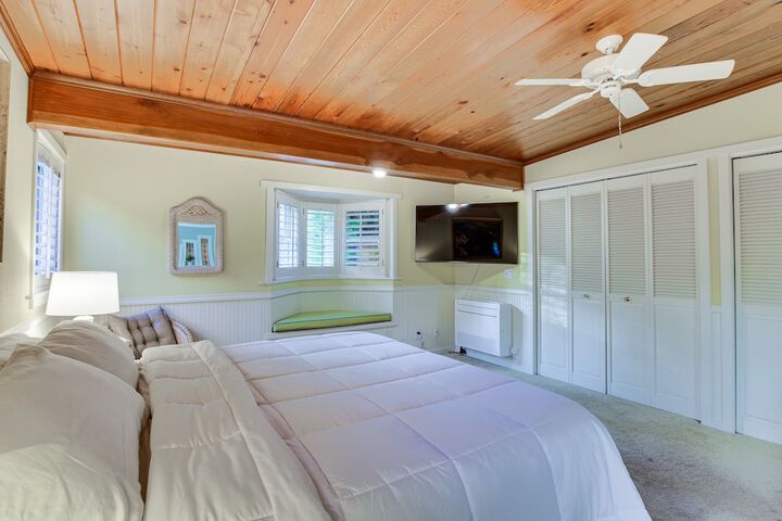 Puget Sound Cottage w / Private Community Beach!