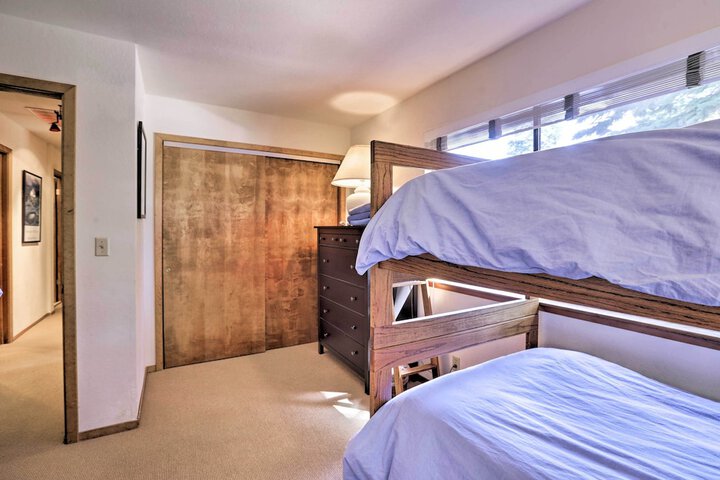North Lake Tahoe Cabin: 4 Mi to the Beach!