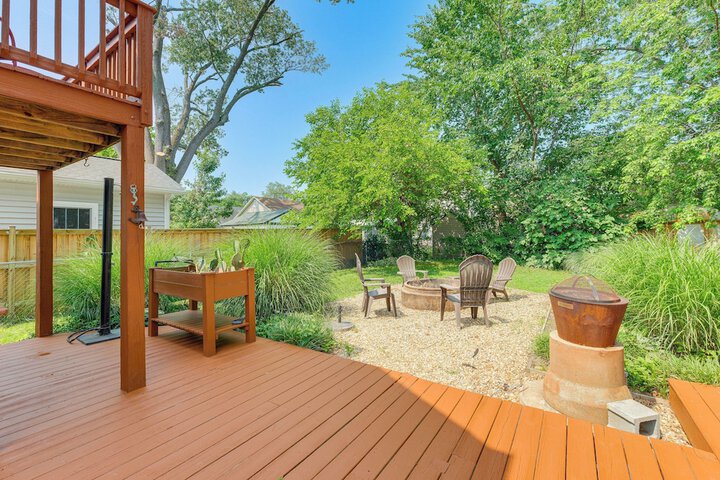 Adorable Cottage: Fire Pit Walk to Colonial Beach