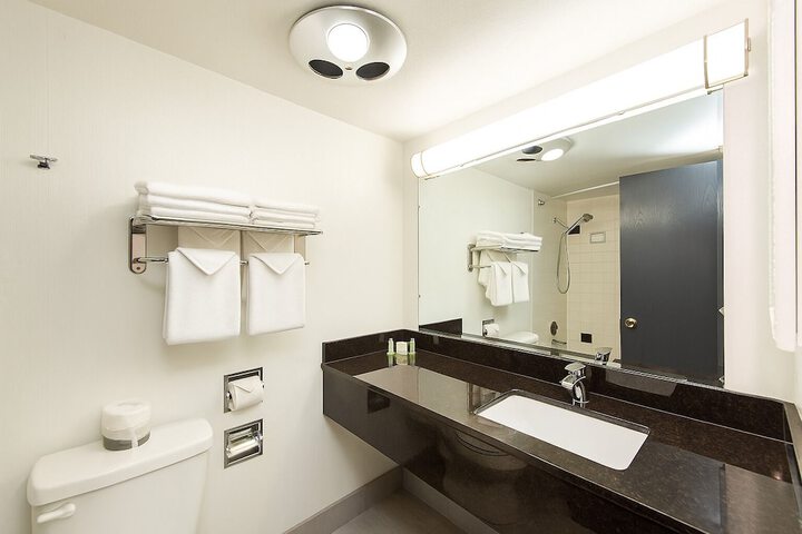 Oyster Bay Inn & Suites