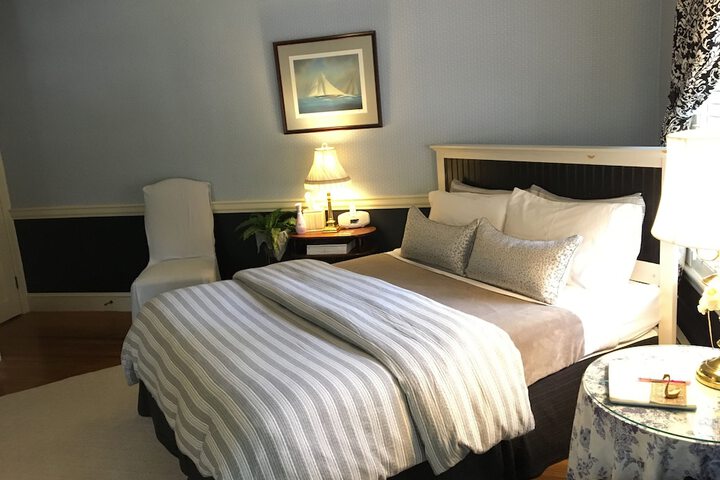 PineCrest Inn