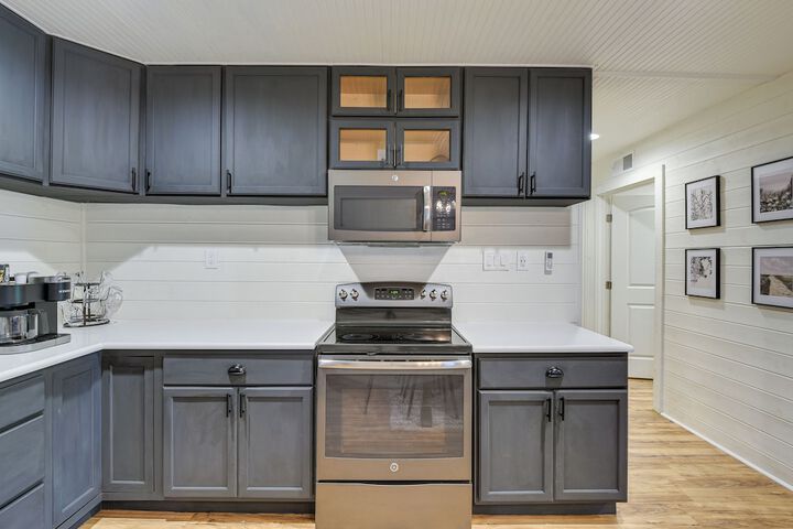 Dog-friendly Home w / Yard & Fire Pit in Midlothian