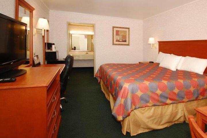 Super 8 by Wyndham Cave City