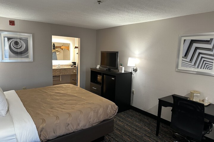 Room 12 of 40