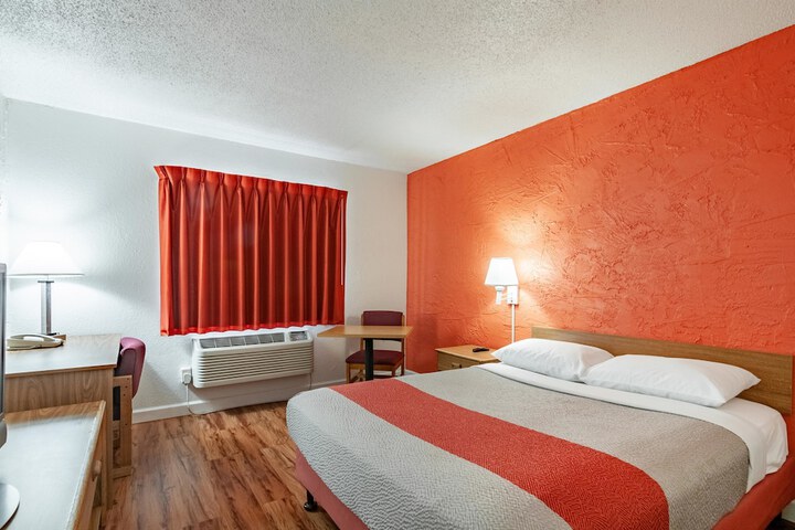 Room 13 of 30