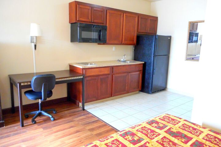 Crossroads Inn & Suites