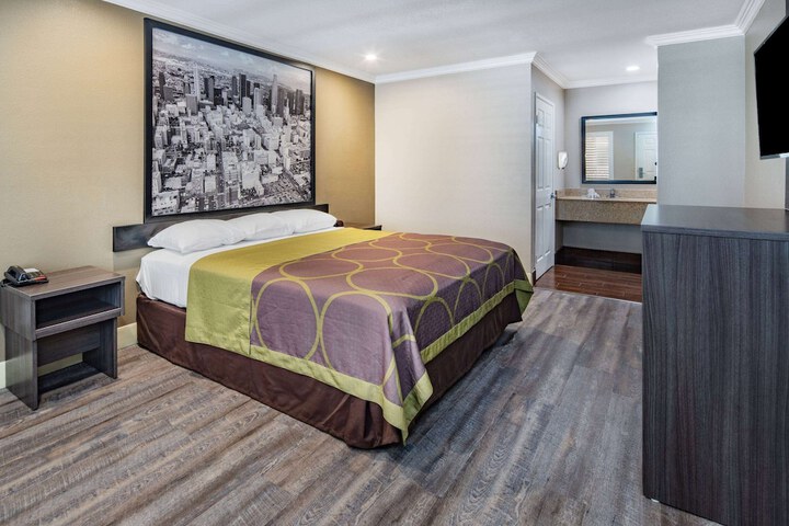 Room 16 of 32