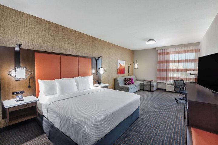 La Quinta Inn & Suites by Wyndham Houston East at Sheldon Rd
