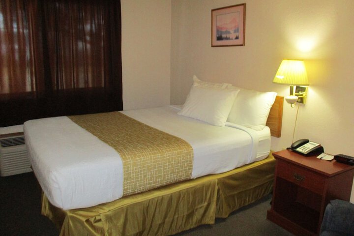 Travelodge by Wyndham Redwood Falls