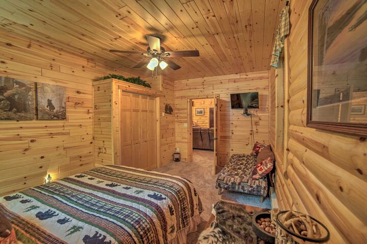 Updated Manistique Log Cabin Yard & Fire Pit