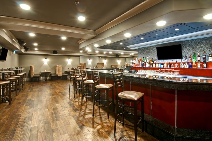 Lounge 24 of 32