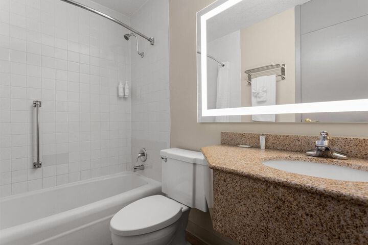 Days Inn and Suites by Wyndham Hammond IN