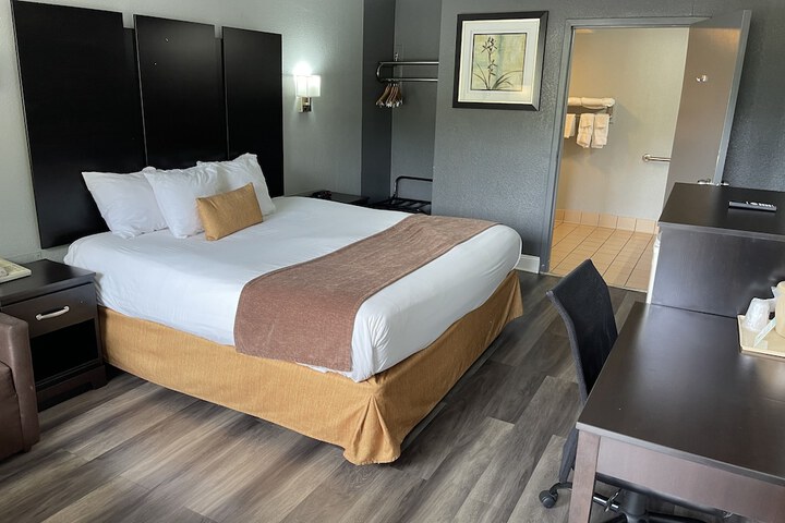 Room 9 of 10
