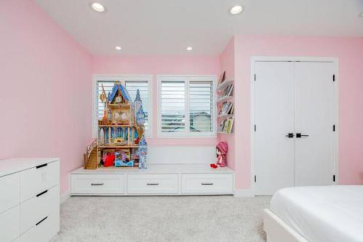 Luxurious 5B4B Home with Pool and View
