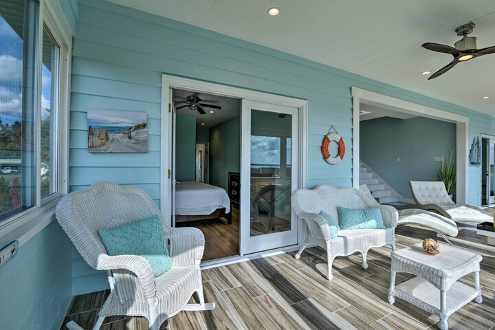 Luxurious Waterfront Home w / Private Pier & Views!
