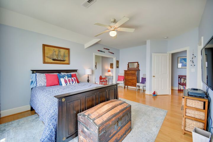 Bayfront White Stone Escape w / Private Beach!
