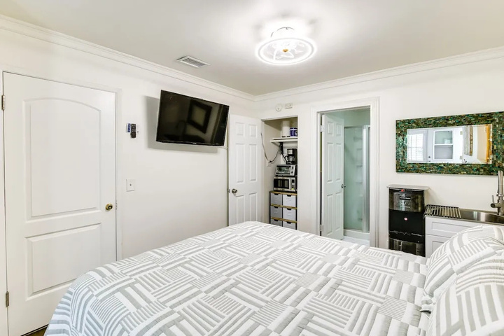 Westminster Escape Near Beaches & Shopping!