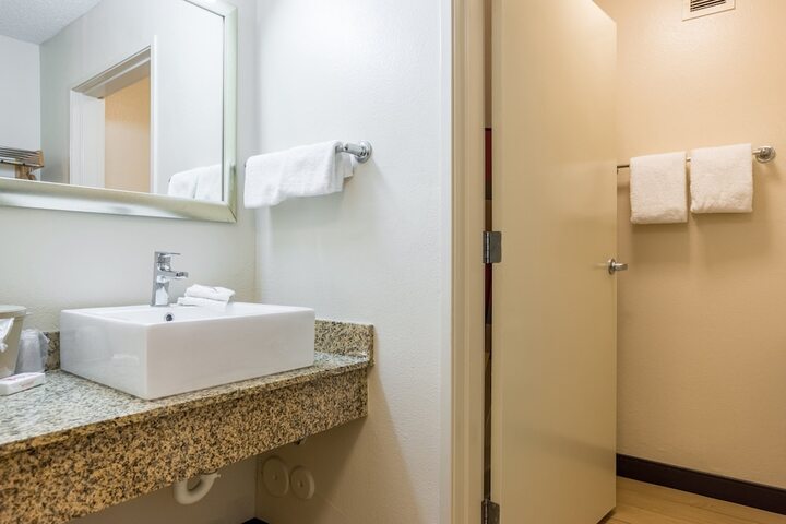 Room 6 of 28