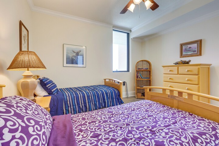 Beachfront Dauphin Island Condo w / 2 Pools & Sauna