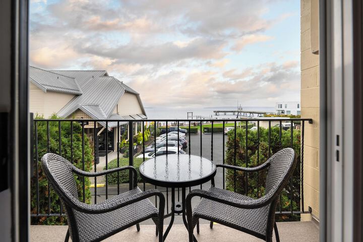 Sidney Waterfront Inn & Suites