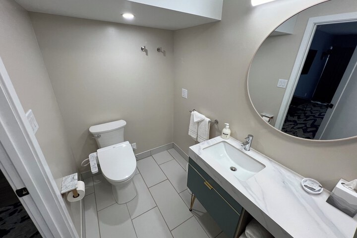 Lighthouse Inn & Suites