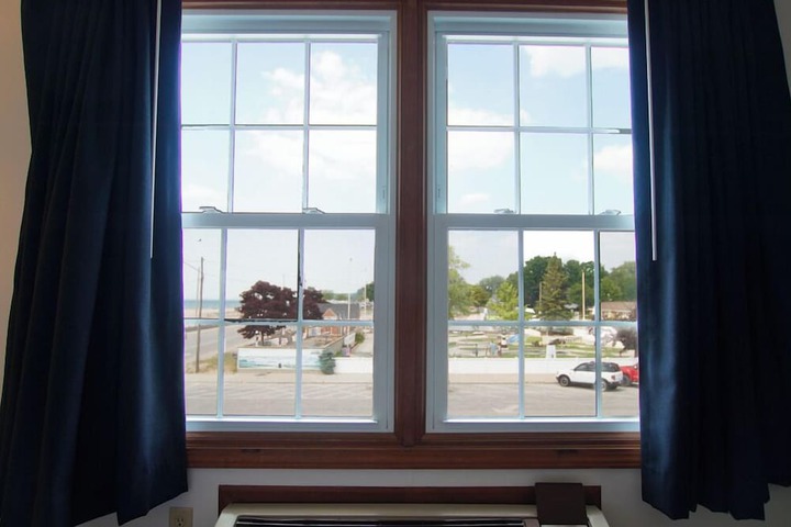 Snyders Shoreline Inn