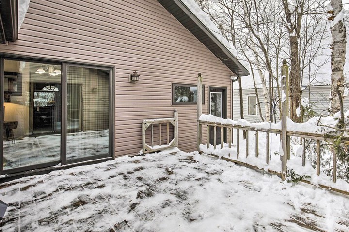 Phillips Cabin w / Lake Views & Private Dock!
