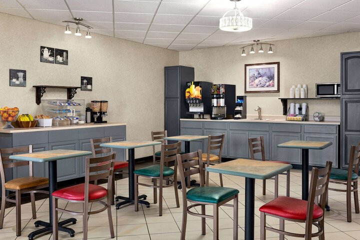 Super 8 by Wyndham Grove City