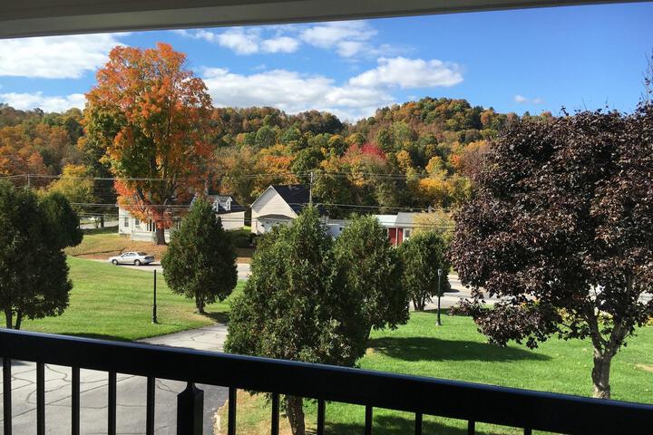 Hollow Inn & Motel