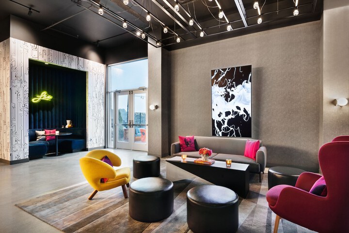 Lounge 17 of 18