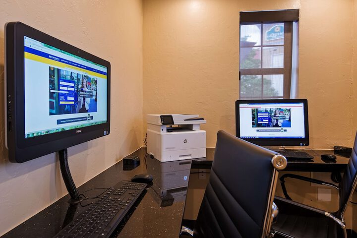 Business Center 17 of 17