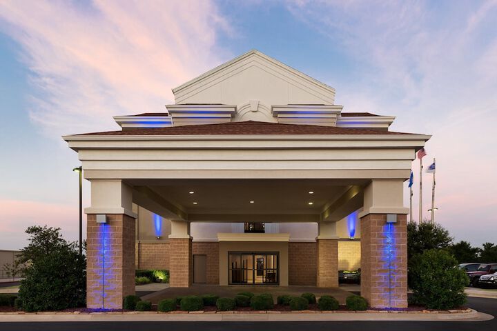 Holiday Inn Express & Suites Shawnee by IHG