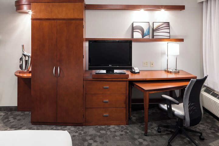 Courtyard by Marriott Miami at Dolphin Mall