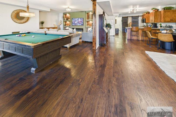 Beautiful Country Apartment AC, Pickleball, Billiards, Playground, Gardens