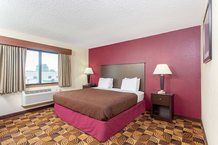 AmericInn by Wyndham Elkhorn Near Lake Geneva