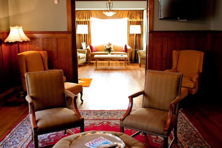 Lounge 56 of 58