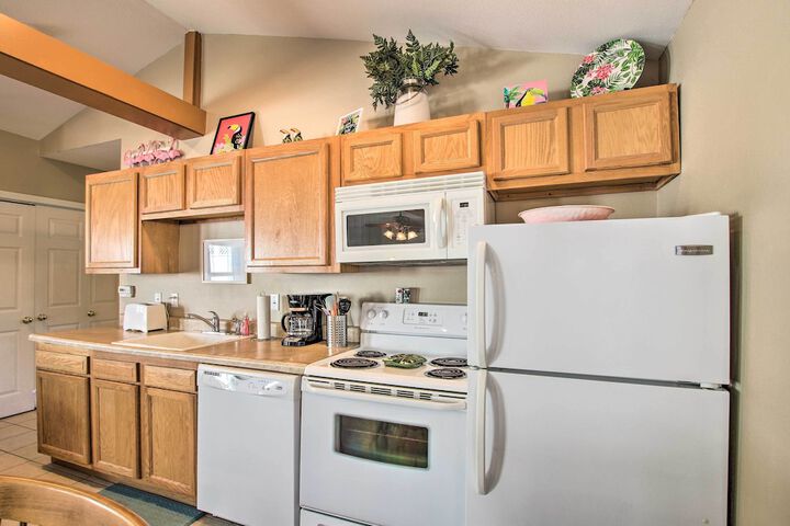 Cozy Ironton Cabin w / Shared Pool & Private Patio!