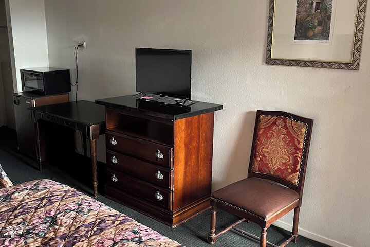 Glen Rose Inn and Suites