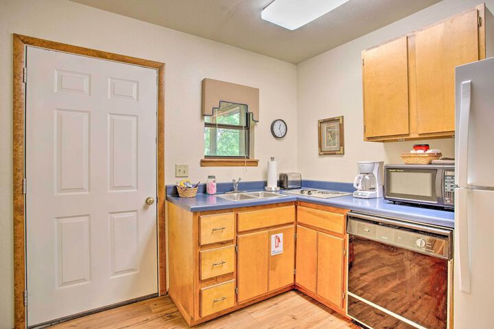 Bright Davis Escape w / Screened-in Porch!