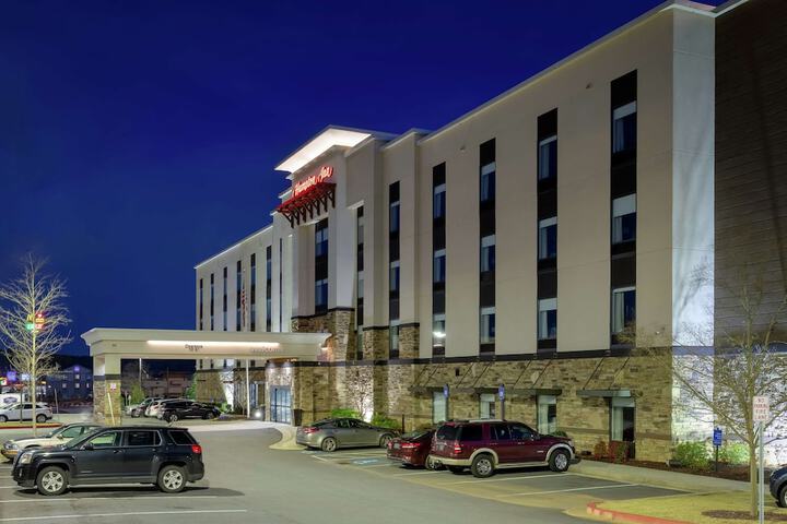 Hampton Inn Emerson LakePoint