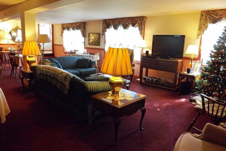 Lounge 53 of 58