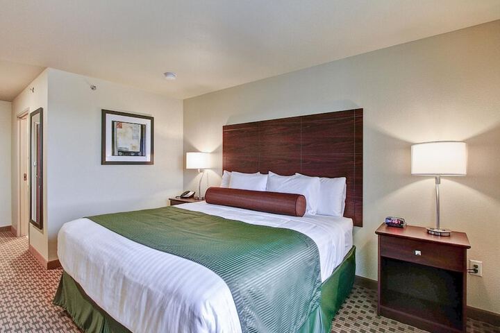 Castle Rock Inn & Suites