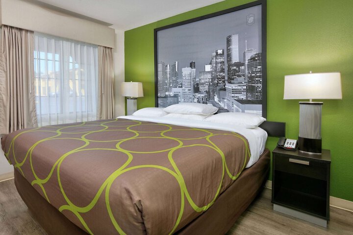 Super 8 by Wyndham Palestine