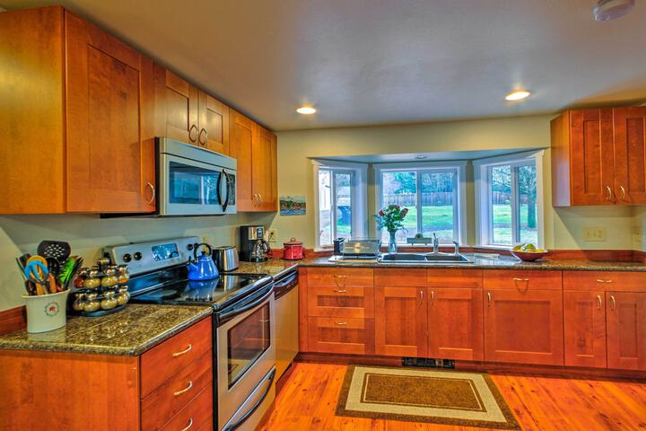 Peacock Hill Retreat on 1 Acre 1 Mi to Harbor