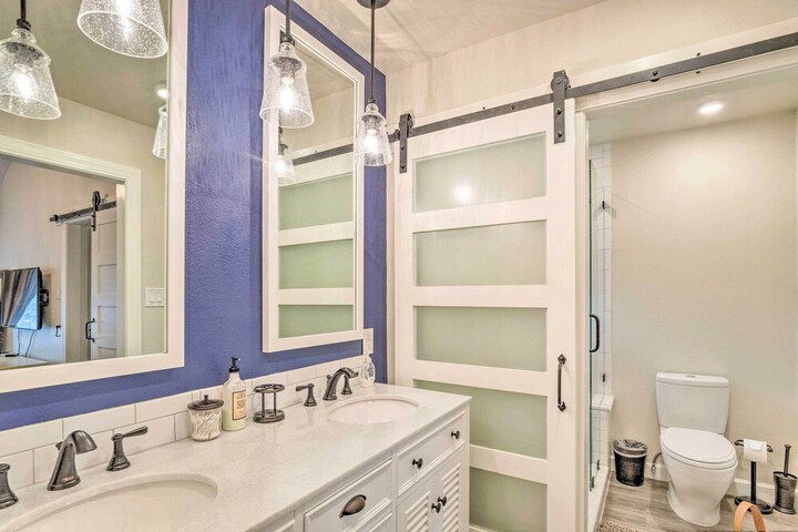 Horseshoe Bay Townhome w / Patio & Outdoor Pool!