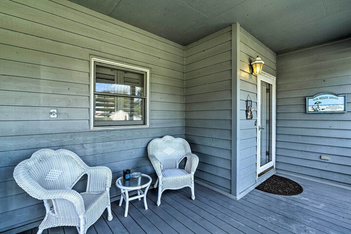 Luxurious Waterfront Home w / Private Pier & Views!